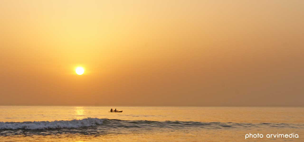 balade en pirogue sur l'océan vacances de rêve au cap skirring pays de la teranga et des diolas photo arvimedia